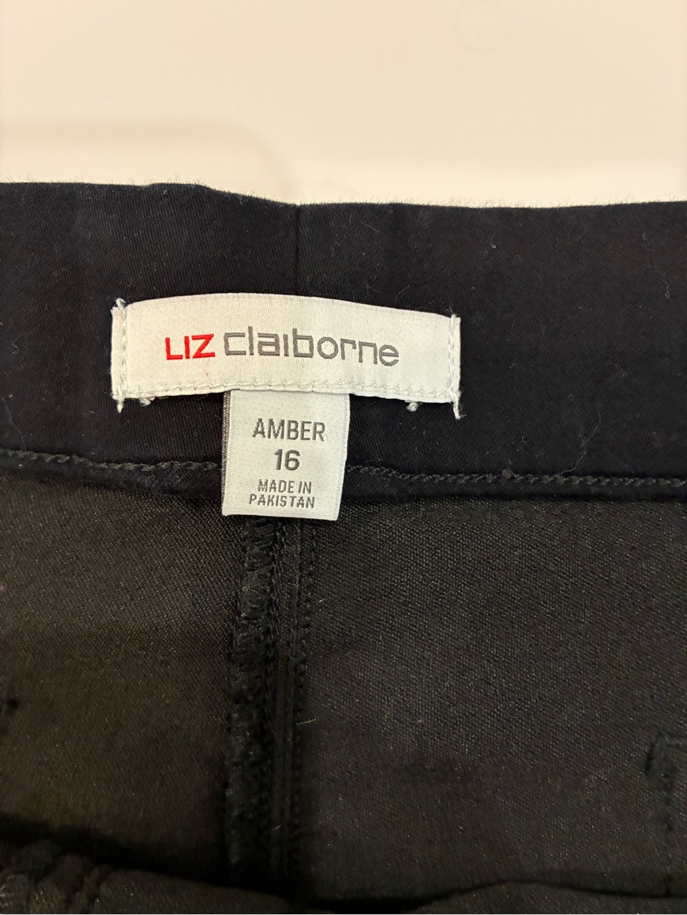 Liz Claiborne Amber Bermuda Shorts (Size 16) Like New - Picture 4 of 11